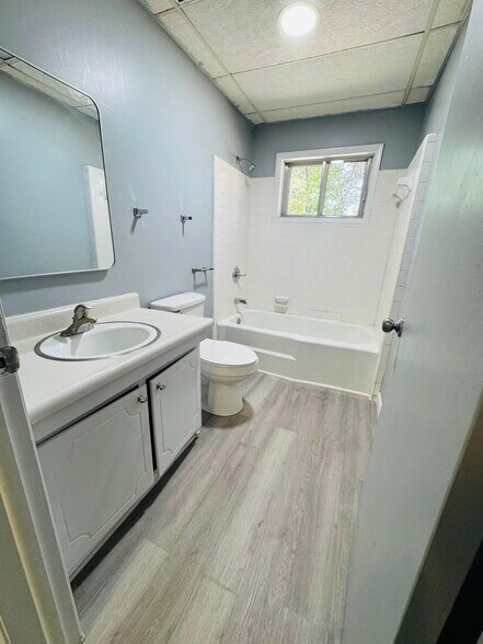 Building Photo - 1112 Riverside Ter