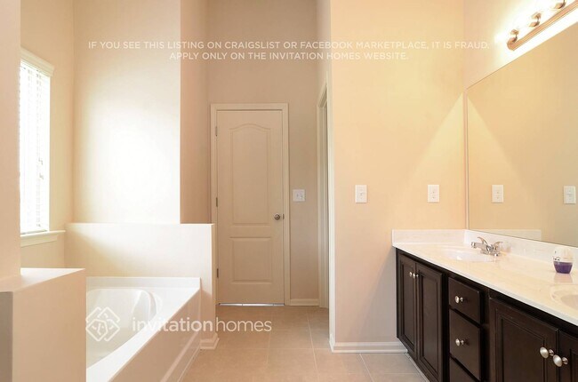 Building Photo - 3680 Brookhollow Dr