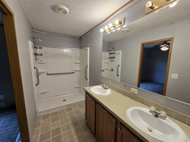 Building Photo - 700 W Ridgeway Ave