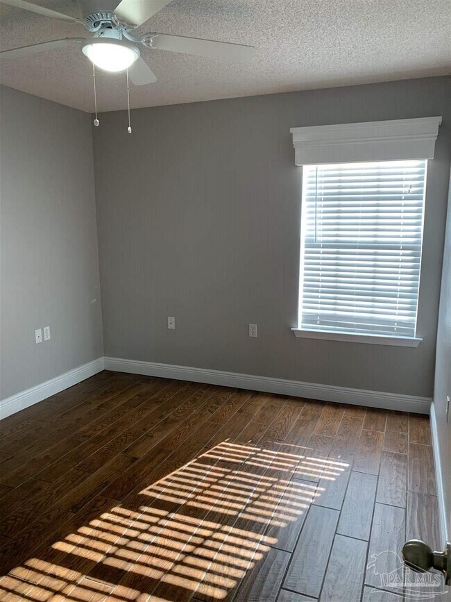 Building Photo - 8949 Camelot Pl