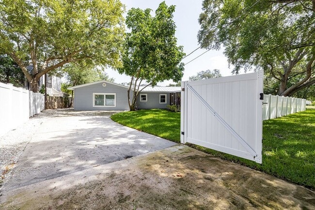 Building Photo - Updated Beach Park Home