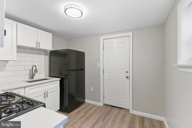 Building Photo - 2528 Collins St