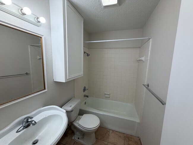 Building Photo - Fab 4 bed 2 bath 2 garage