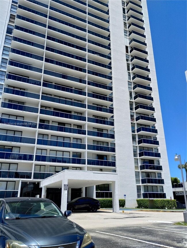 Building Photo - 3625 N Country Club Dr