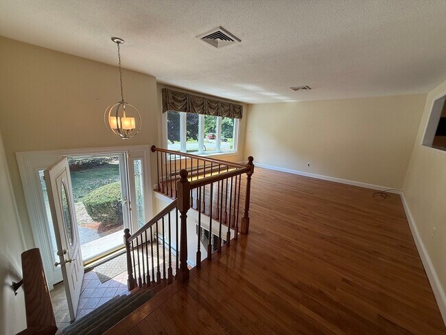 Building Photo - 9 Brookdale Cir
