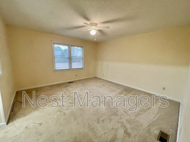 Building Photo - 2109 Hollyridge Pl