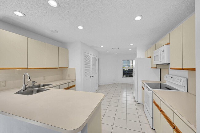 Building Photo - 17094 Boca Club Blvd