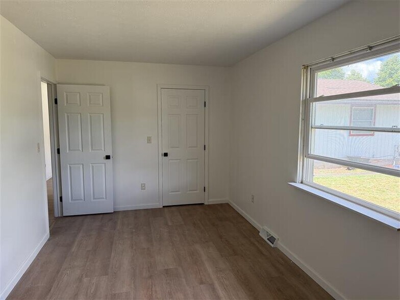 Building Photo - 1648 Olympus Dr