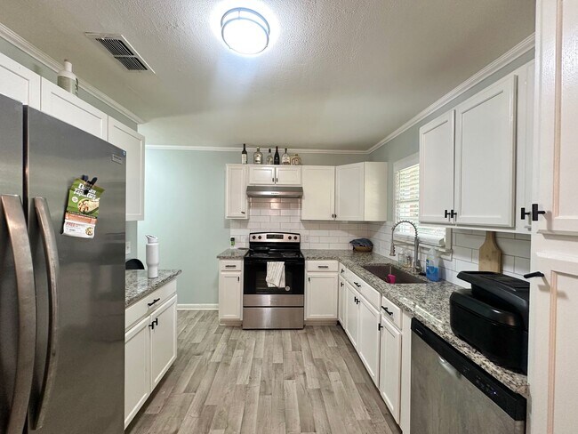 Building Photo - Updated 3-Bedroom Home Near TJC & Medical ...