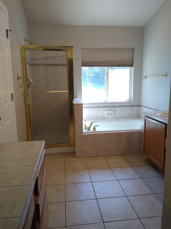 Building Photo - Fabulous Townhome Near Cherry Creek State ...