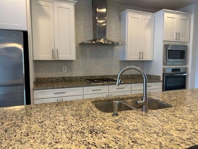 Building Photo - Gorgeous 4-Bed 3.5-Bath Townhouse next to ...