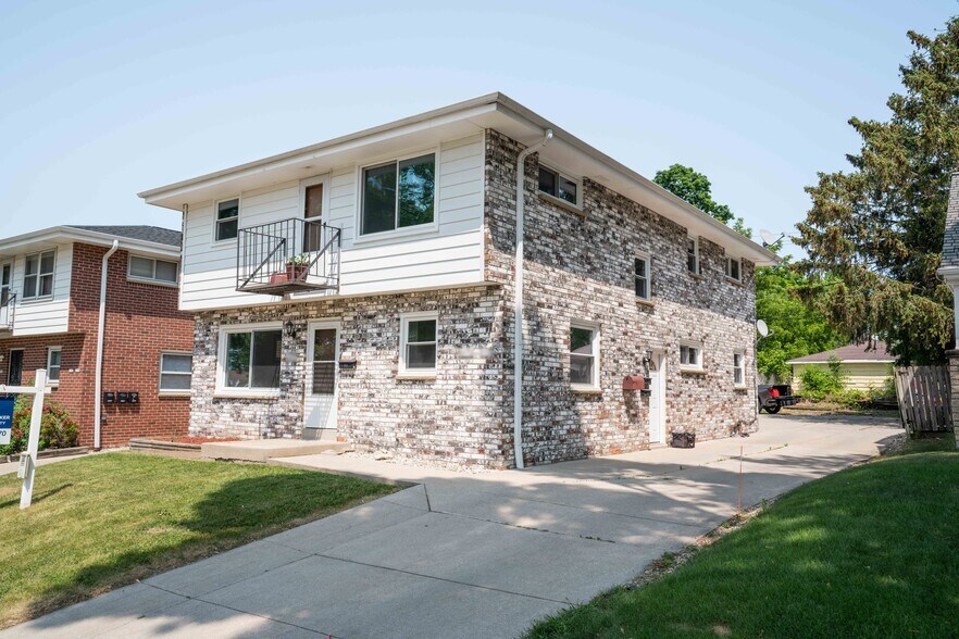 Building Photo - 2110 S 96th St