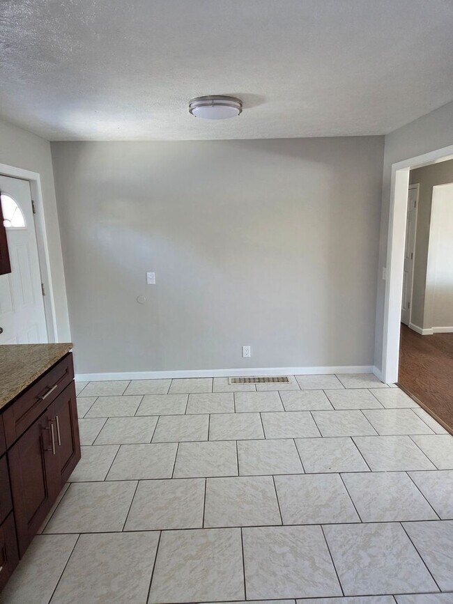 Building Photo - 4 bed 2.5 bath with a 2 car garage and fenced backyard