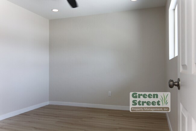 Building Photo - 3845 Menlo Ave