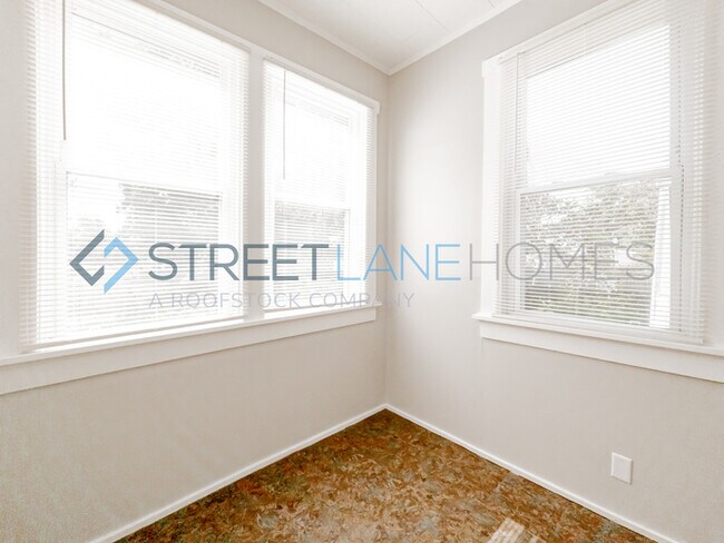 Building Photo - REDUCED!
