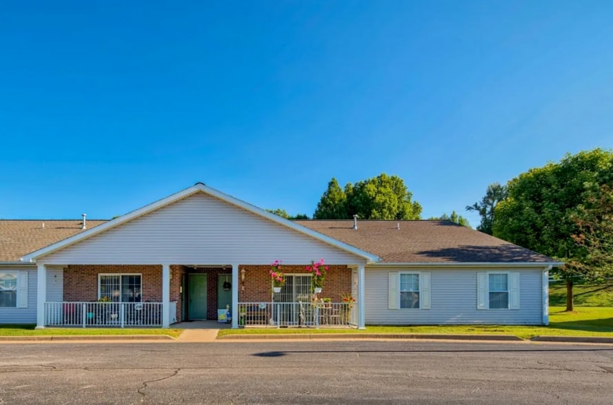 Lakeside Exterior - Leisure Living Lakeside