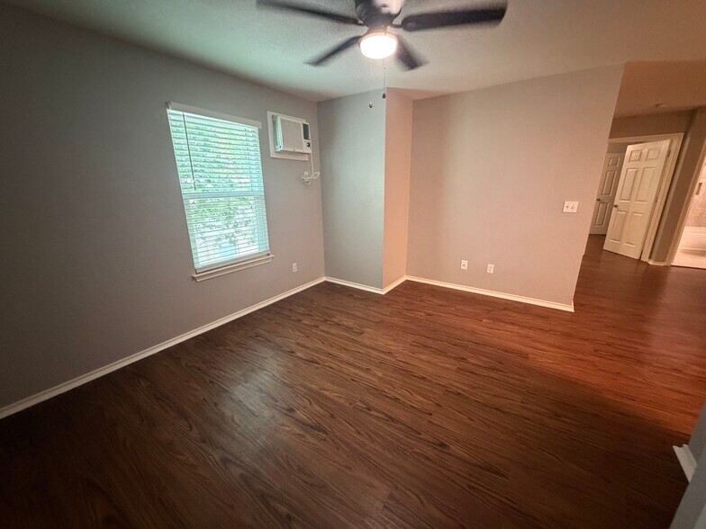 Building Photo - 11106 Bel Air Dr