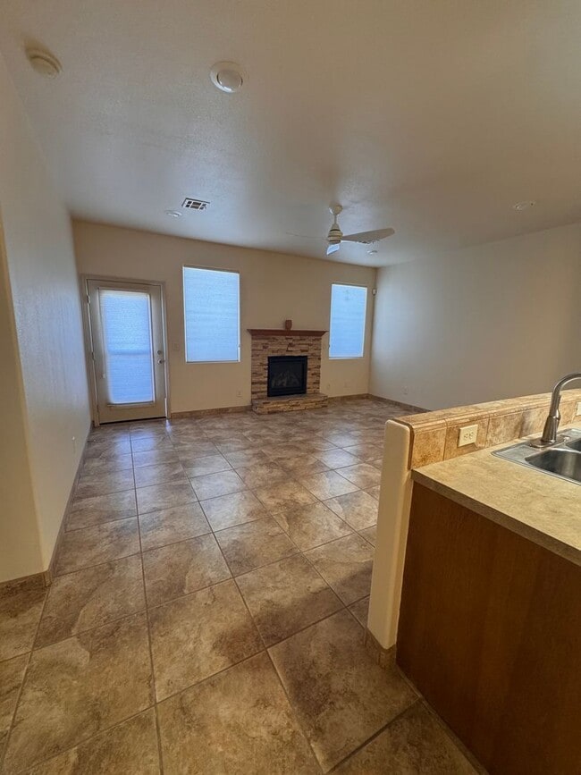 Building Photo - $500 off first months rent, Gorgeous Townh...