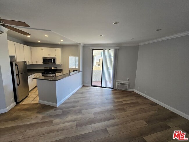 Building Photo - 2107 Beachwood Dr