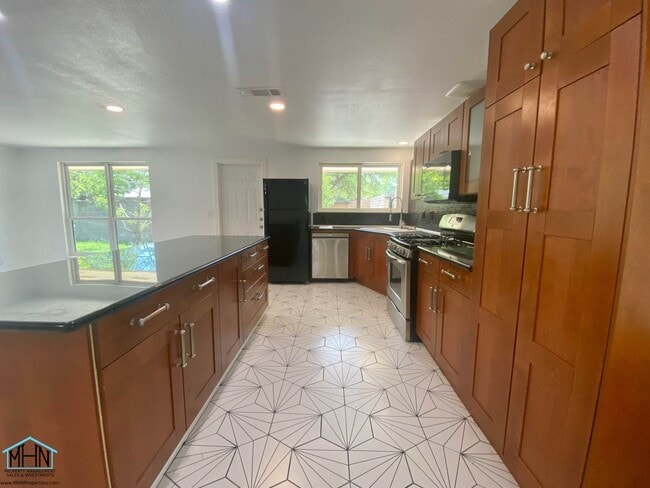 Building Photo - Gorgeous gem! 4 bed/2 bath single-story ho...