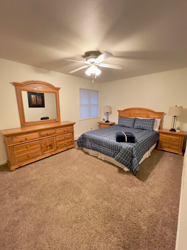 Building Photo - 1616 Green Valley Dr