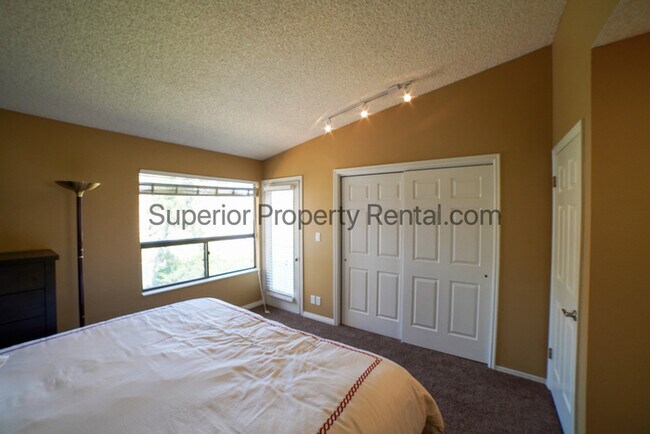 Building Photo - Furnished 2 bed, 2 bath condo with views