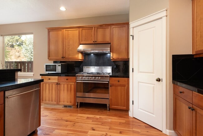 Building Photo - 4-Bedroom Home Near Pine Nursery Park Smar...