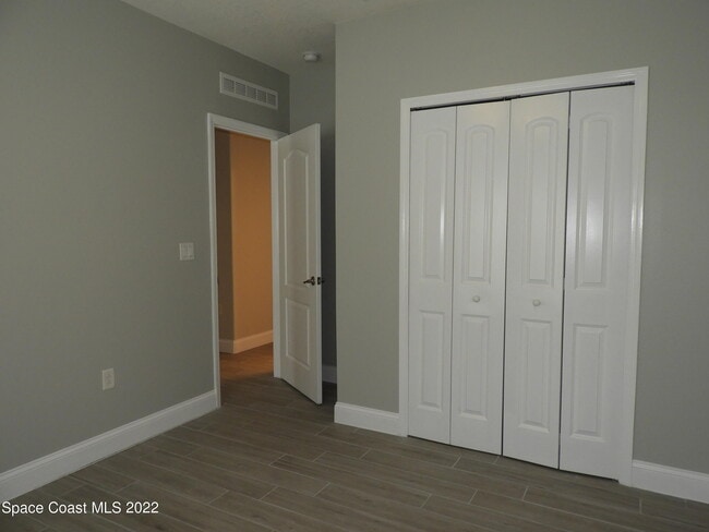Building Photo - 583 Hollow Glen Dr