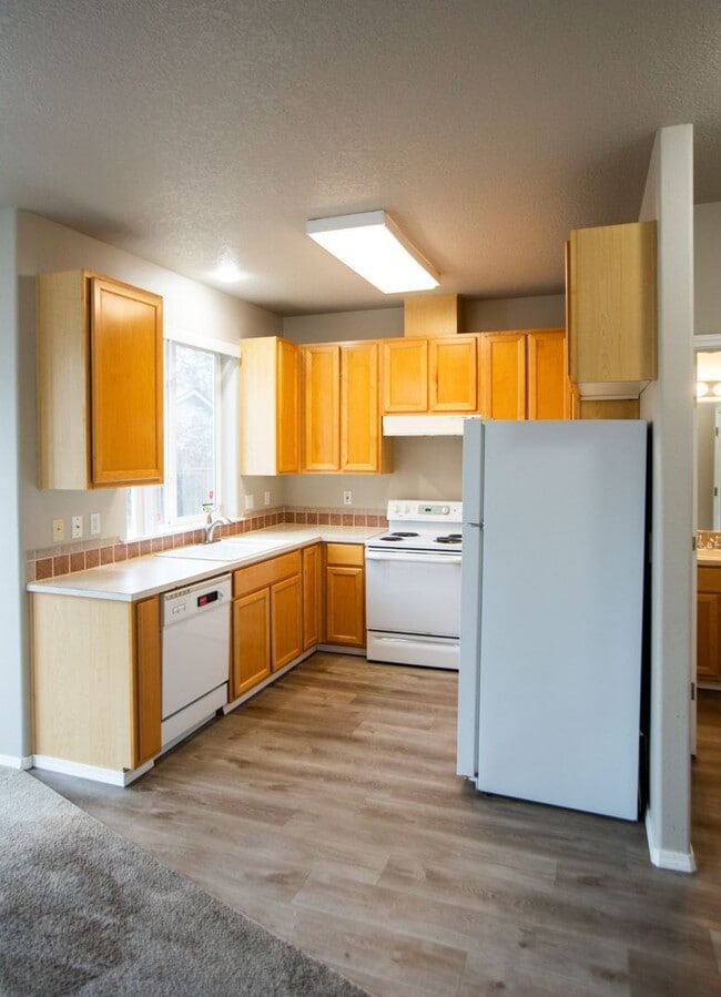 Building Photo - 3 Bedroom Town Home Close to Nike Available !