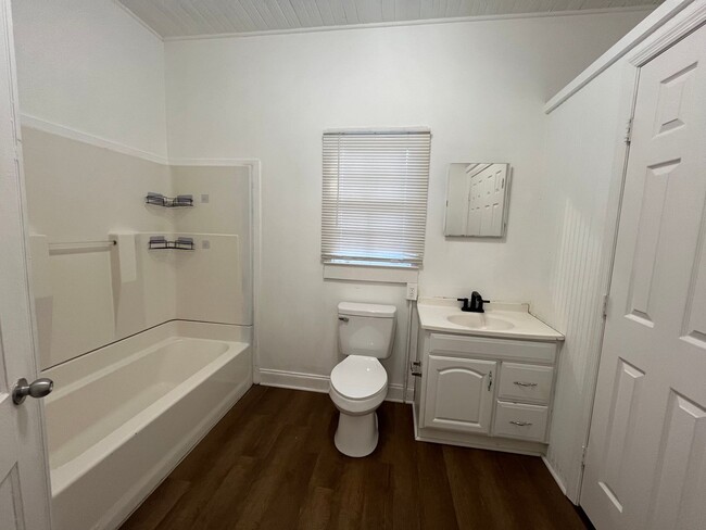 Building Photo - 3 Bedrooms, 2 Bathrooms - Home in North Rome!