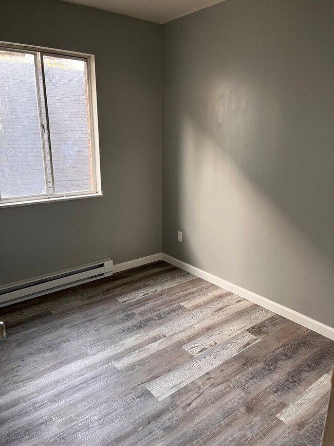 Building Photo - 323 Xenia Ave