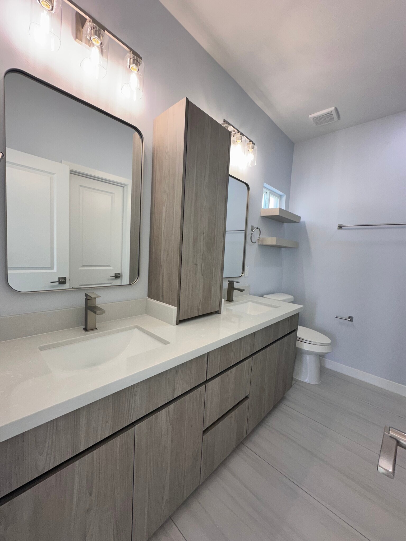 Doble sink master bathroom - 11313 N 25th St