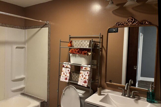 Building Photo - 41 Sylvia Ave