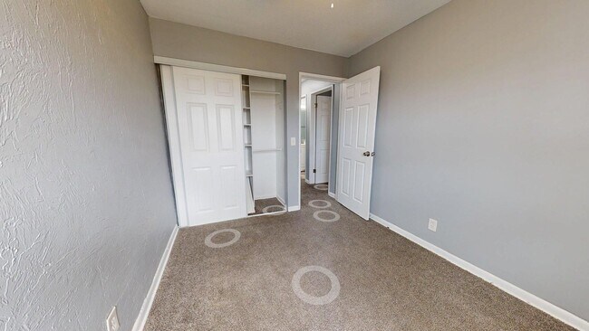 Building Photo - Elyria - updated 2 bedroom/1 bath townhouse.