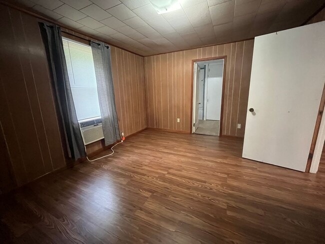 Building Photo - Charming 2-Bedroom Home for Rent in Lee, FL