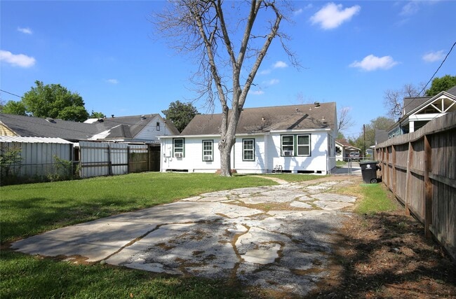 Building Photo - 5520 Lawson St