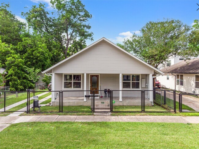 Building Photo - 1110 Louise St