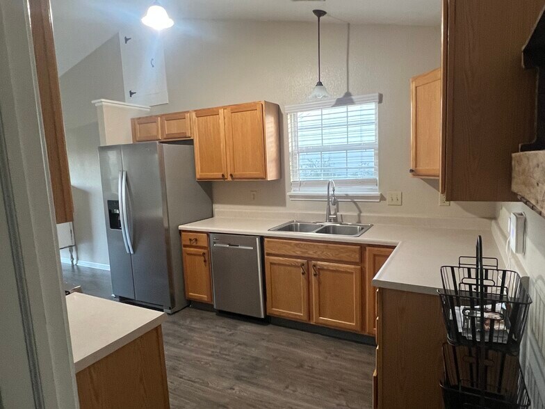 Kitchen - 227 Lakemoore St