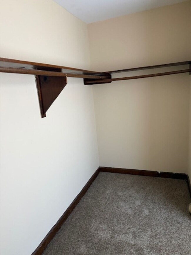 Building Photo - Three Bedroom 1.5 Bath Townhouse in Wester...