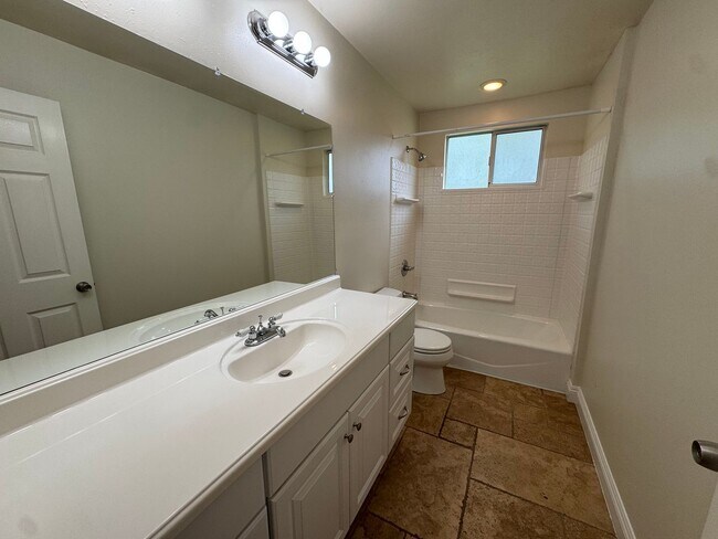 Building Photo - Charming Simi Valley Home with Expansive Outdoor Space
