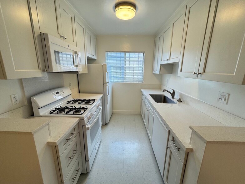 Building Photo - 11662 Sunset Blvd