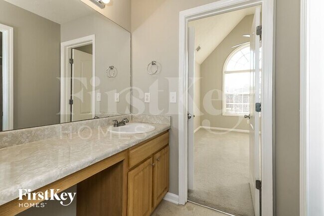 Building Photo - 117 River Pass Ct NE