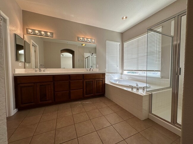 Building Photo - Beautiful 5 Bedroom, 3 Bath Brentwood Home / Downstairs Bedroom and Bath