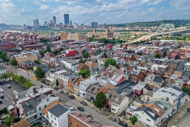 Building Photo - Beautiful 3 Bedroom home in South side available April 15!