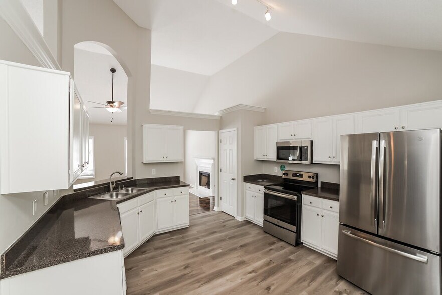 Building Photo - 5725 Newnan Cir