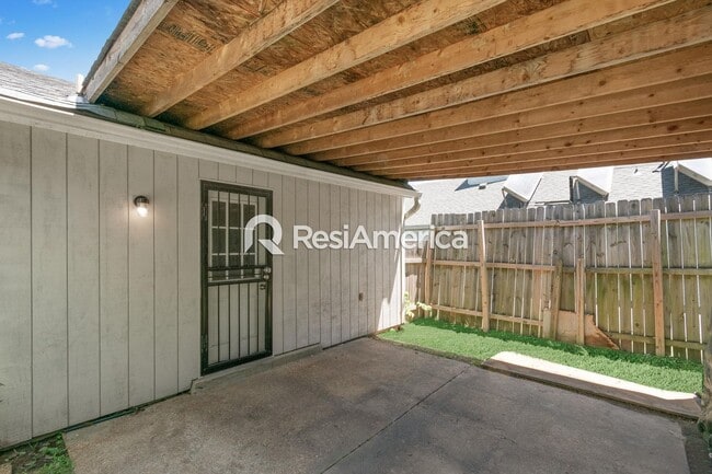 Building Photo - Newly Renovated 3/2 in a Quiet Neighborhood