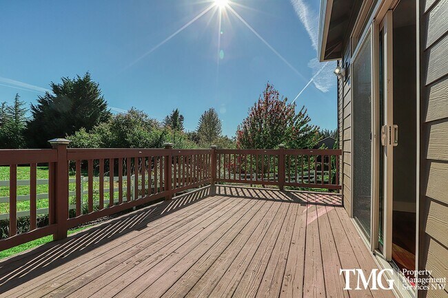 Building Photo - Large Pet Friendly 3 bed 2.5 bath home in ...