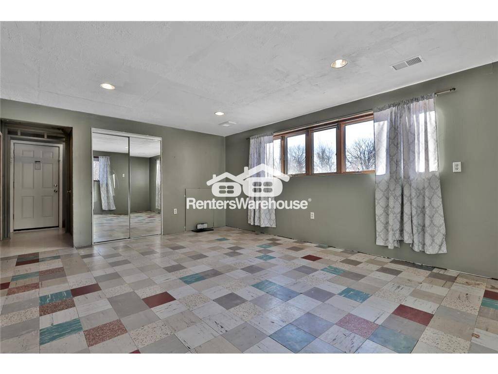 Building Photo - 1241 Holly Dr E