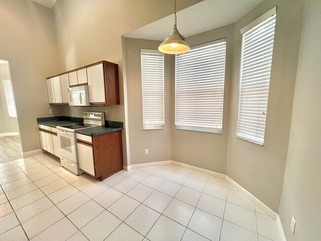 Building Photo - Stunning 3BD/2BTH Pool Home in Tarpon Spri...