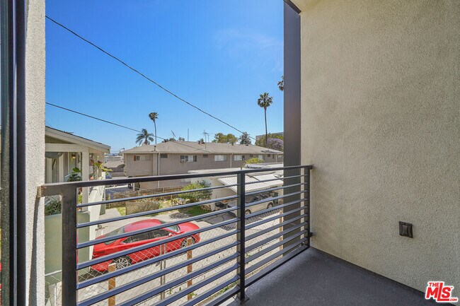 Building Photo - 1204 N Orange Grove Ave